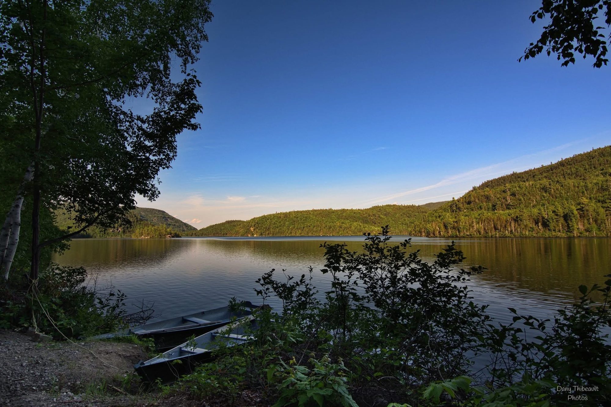 Chaloupes au bord du lac au petit matin