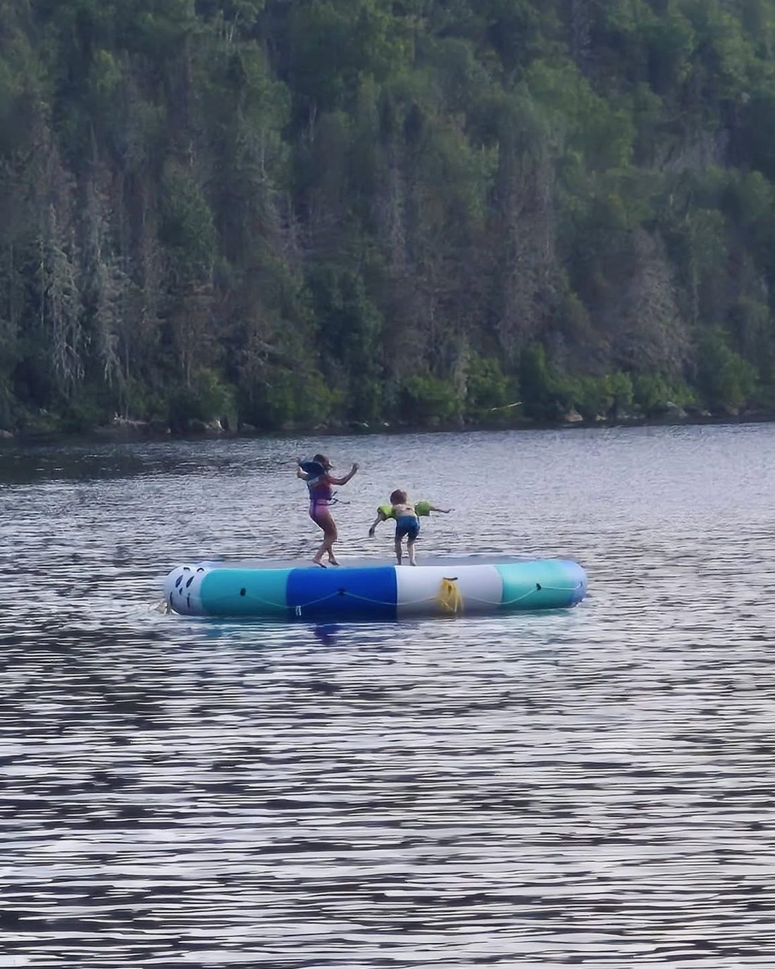 Trampoline sur le lac — activités en famille