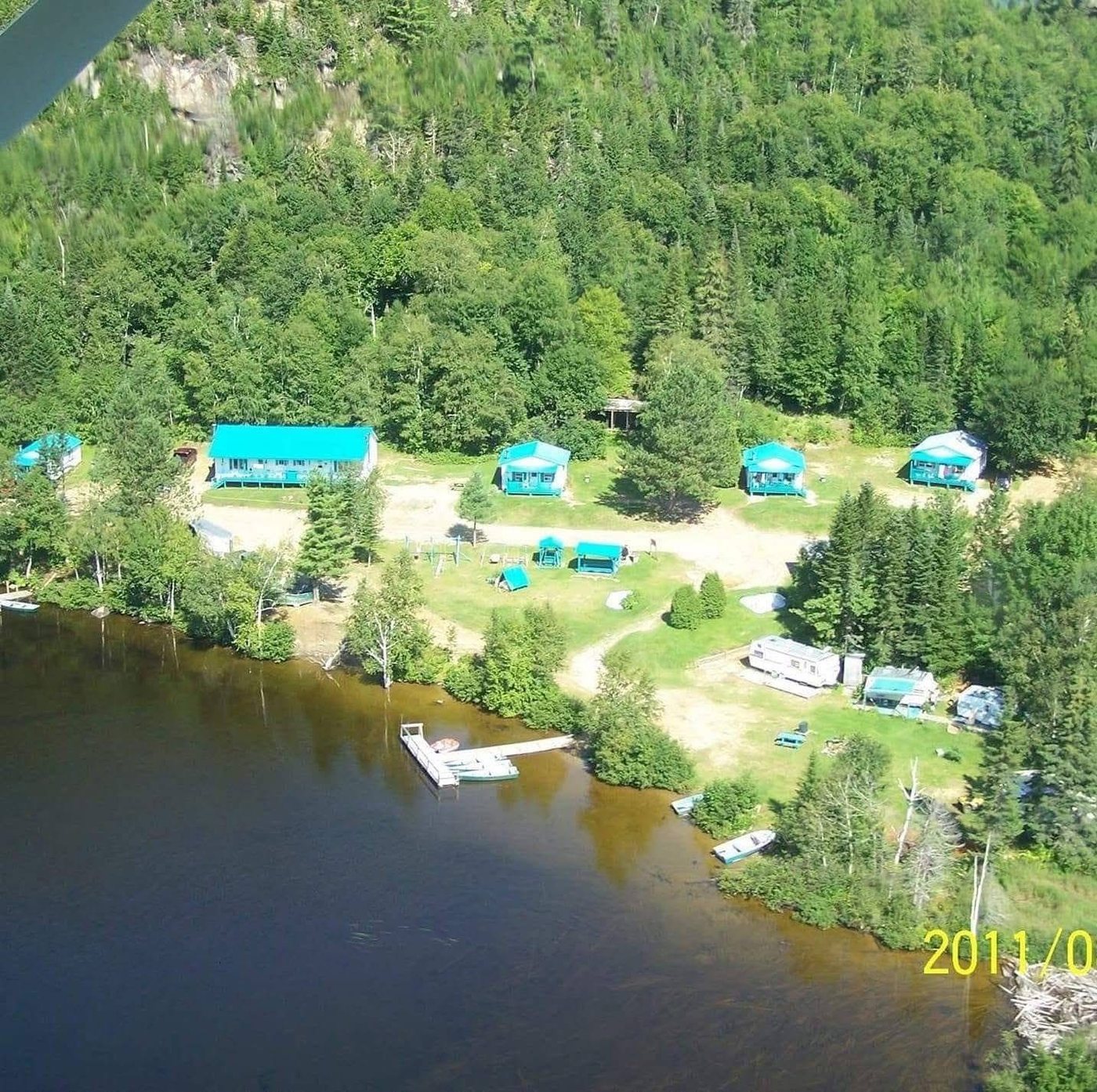 Vue aérienne de la pourvoirie et des chalets